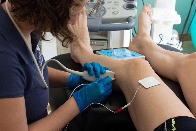 Tratamiento de fisioterapia de la rodilla, de la mano de eFISIO