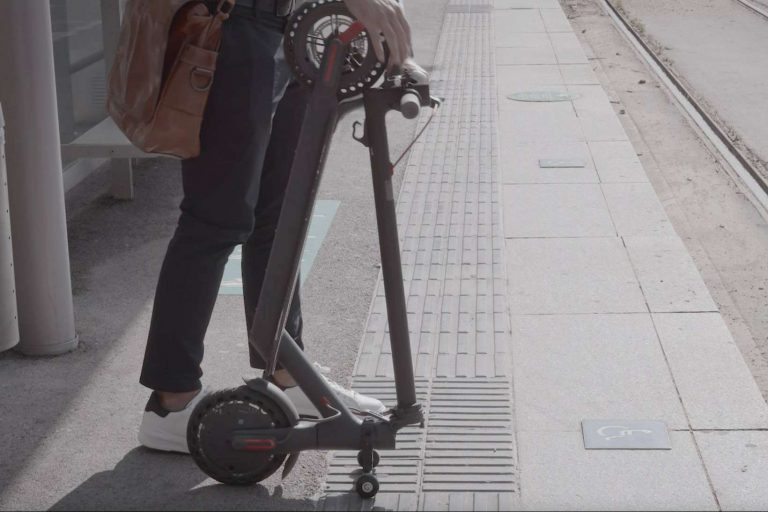 Facilitar el desplazamiento con el soporte para patinete eléctrico de Techmotion Electronics
