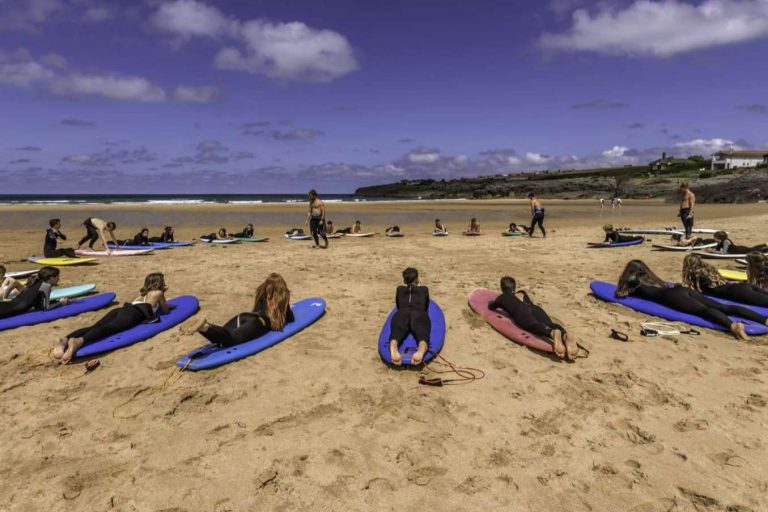 Los niños que van a Cantabria eligen un campamento de surf en plena naturaleza como Ajo Natura Surf Camp