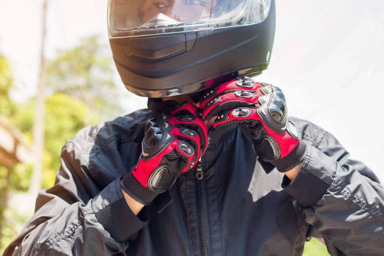Ropa de moto Barcelona de marcas como REV'IT!, disponible en MOTÓNITY