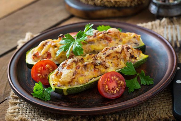 Sano y rápido: el relleno exprés para un calabacín al horno