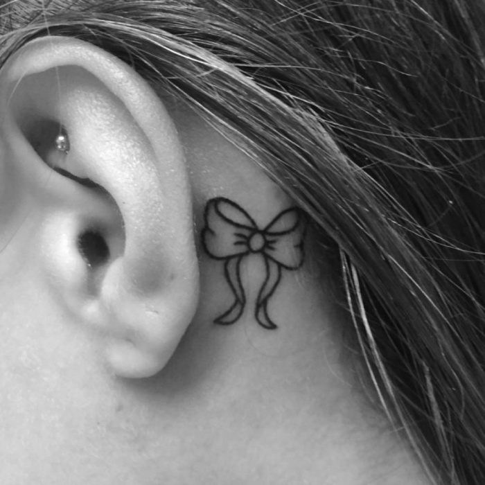 Mini tatuajes detrás de la oreja ideales
