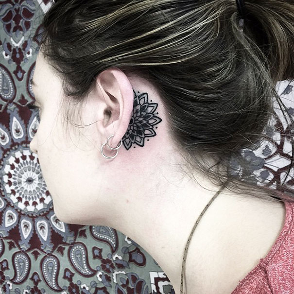 Mini tatuajes detrás de la oreja ideales