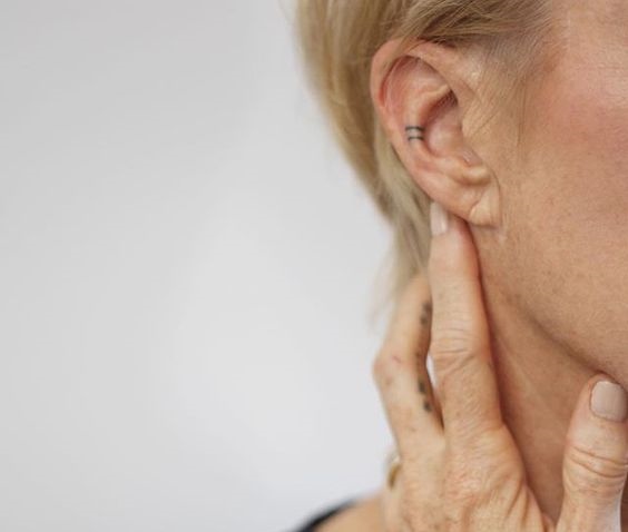 La nueva moda: mini tatuajes en las orejas que te puedes hacer