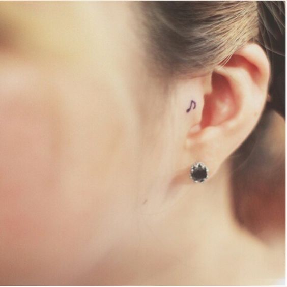 La nueva moda: mini tatuajes en las orejas que te puedes hacer