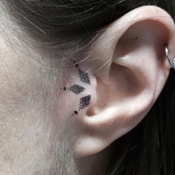 La nueva moda: mini tatuajes en las orejas que te puedes hacer