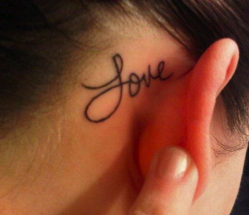 La nueva moda: mini tatuajes en las orejas que te puedes hacer