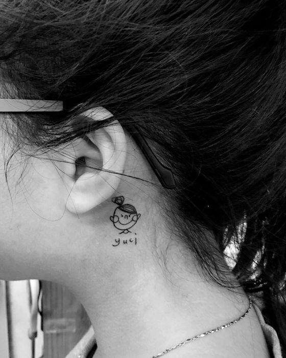 Mini tatuajes detrás de la oreja ideales