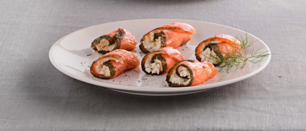 SÉPTIMO PASO: EMPLATAR LOS ROLLITOS DE SALMÓN DE 