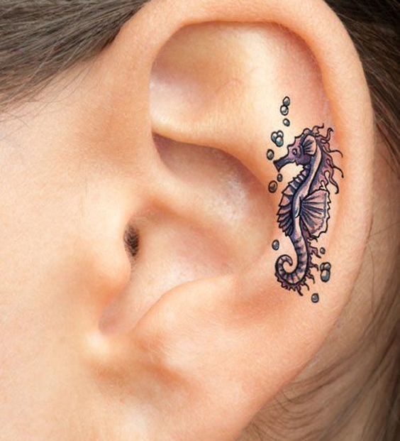 La nueva moda: mini tatuajes en las orejas que te puedes hacer