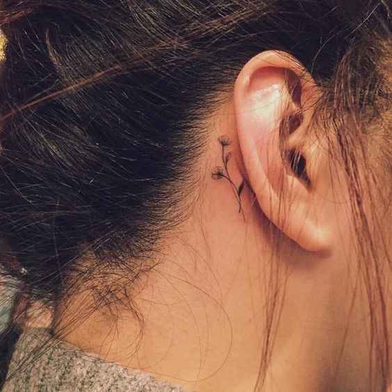 La nueva moda: mini tatuajes en las orejas que te puedes hacer