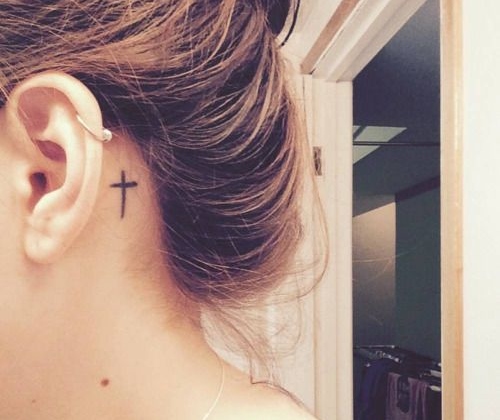 La nueva moda: mini tatuajes en las orejas que te puedes hacer