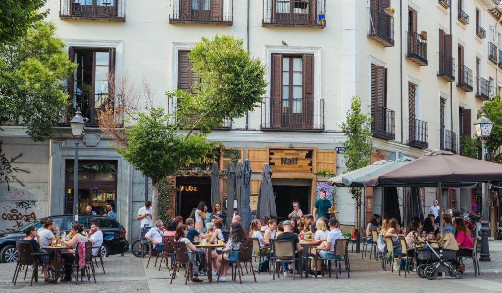 Barcelona apuesta por los vecinos y Madrid por las terrazas