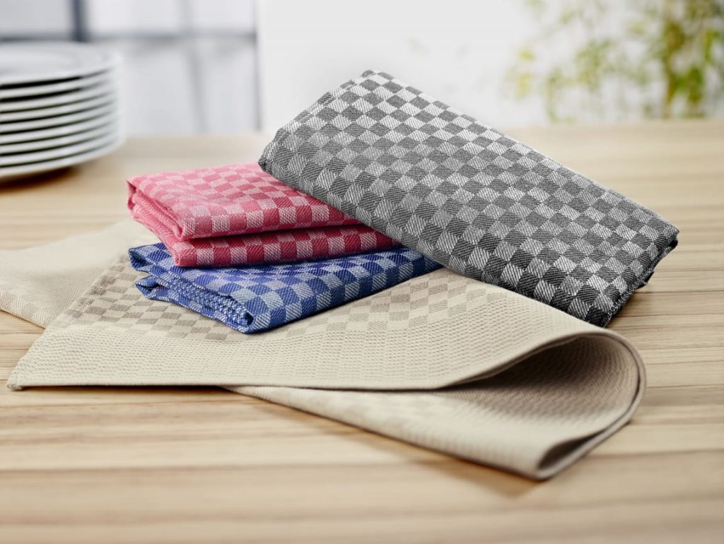 Por qué no debes secar los platos con un paño