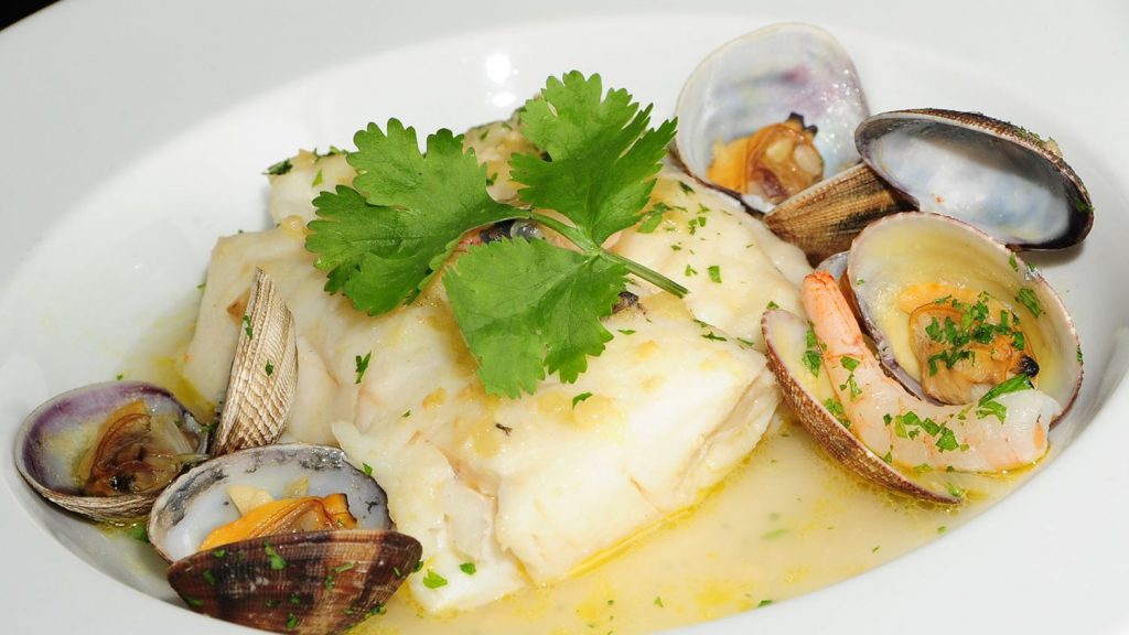 Merluza en salsa verde: un plato para conquistar a tus invitados 116 La trinidad vasca