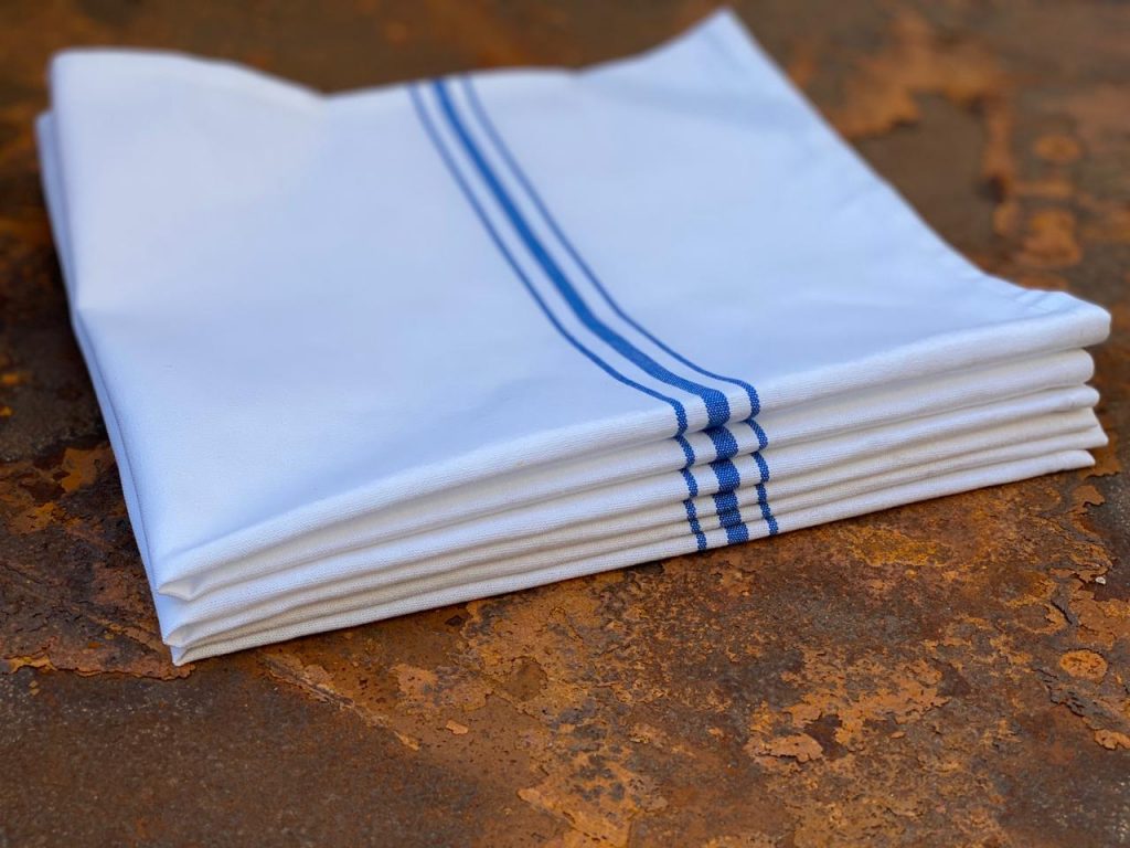 Por qué no debes secar los platos con un paño