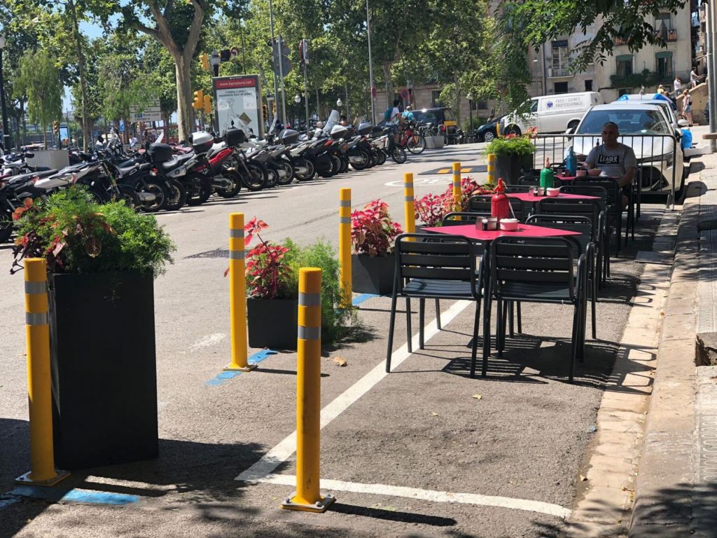 Barcelona apuesta por los vecinos y Madrid por las terrazas