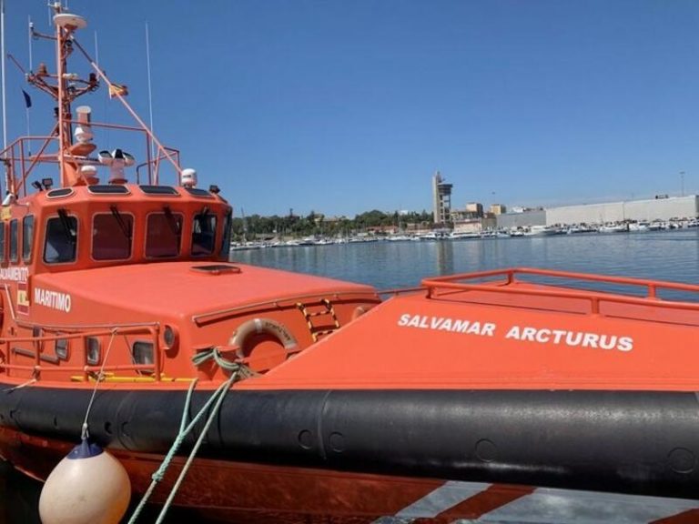 Rescatadas tres personas que intentaban llegar nadando a costa cerca de Guadalmesí en Tarifa
