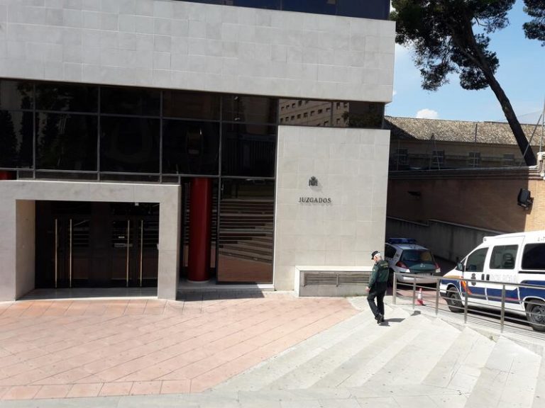 El juzgado prohíbe al detenido por tocamientos en un parque acercarse a las víctimas durante un año