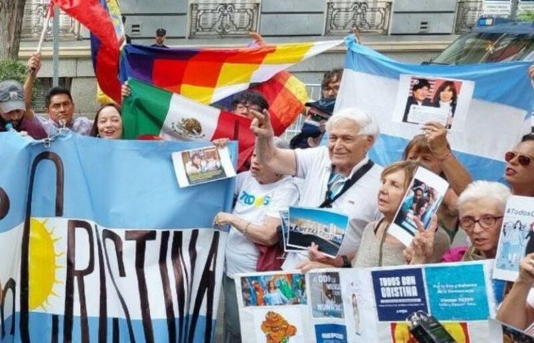 Unidas Podemos se suma a la concentración de apoyo a Kirchner ante la embajada argentina y denuncia 