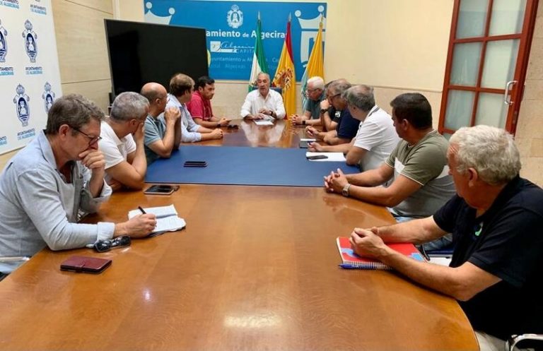 Algeciras mantiene la vigilancia de sus playas sin detectar por ahora vertidos del buque semihundido en Gibraltar