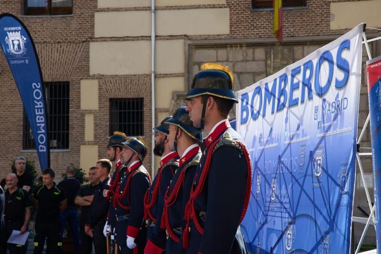 Hasta 130 rosas recuerdan a los bomberos muertos hace 35 años en incendio de Almacenes Arias 