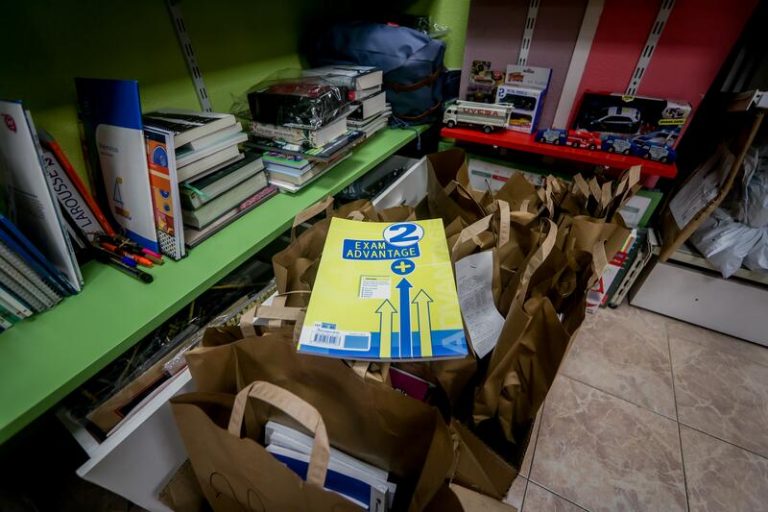 Editores atribuyen al retraso de los currículos 