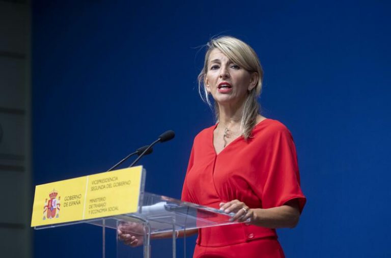 Díaz se reúne con Carrefour para abordar el tope al precio de alimentos básicos