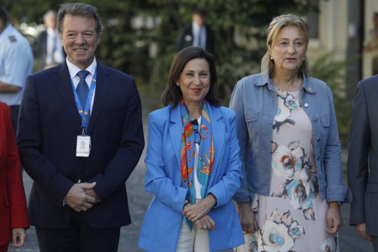 Robles llama a seguir el ejemplo de Isabel II con 