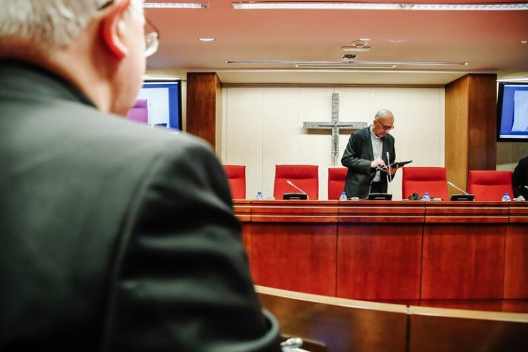 El PSOE propone crear un grupo técnico de trabajo con los obispos para una 