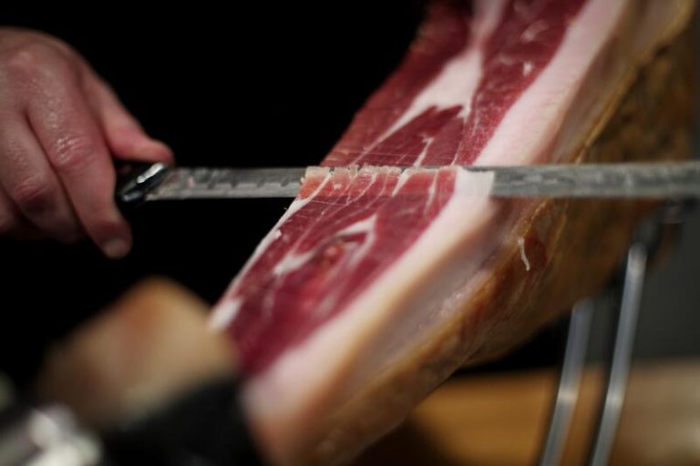 Los jamoneros de Trevélez llevan a los tribunales la IGP Jamón Serrano