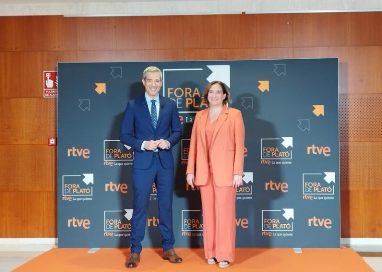Colau avisa a Sánchez que los comuns no apoyarán la ley de vivienda si no regula los alquileres