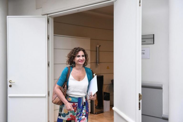 Montero dice que el debate de armonizar Patrimonio debe abordarse en el marco del modelo de financiación