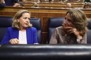 Calviño defiende la idoneidad del marido de Ribera para la CNMV y tacha de "vergüenza" las acusaciones del PP