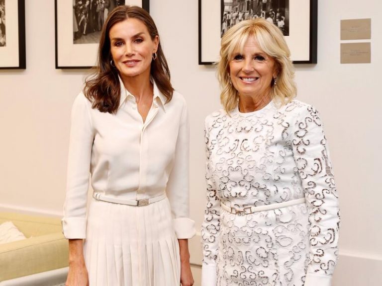 La Reina Letizia y Jill Biden, complicidad y sonrisas en el acto central del 