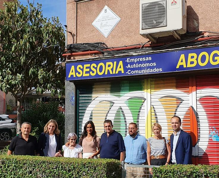 Una placa conmemorativa en Latina recuerda a 'Muelle', el primer grafitero español que puso color al Madrid de los 80