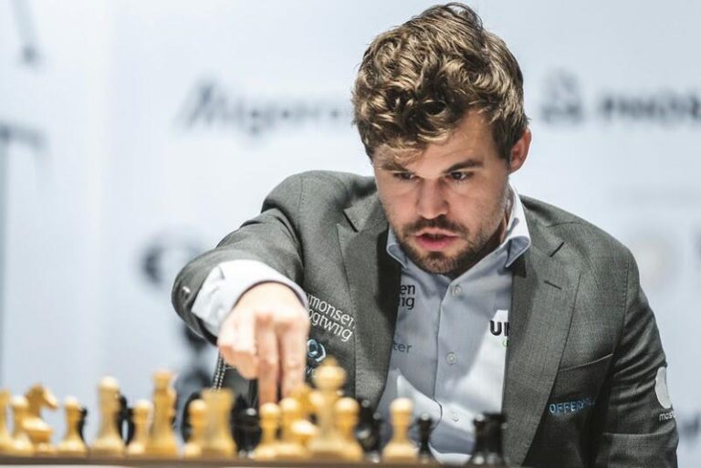 El ajedrecista Magnus Carlsen acusa a Hans Niemann de hacer 
