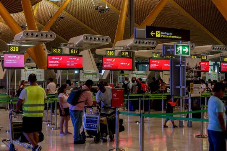 Los turistas internacionales recuperan el 57% del nivel prepandemia a nivel mundial hasta junio, según OMT
