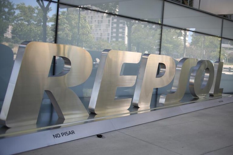 Los sindicatos ratifican el nuevo Acuerdo Marco de Repsol, que garantiza actualizar los salarios con el IPC