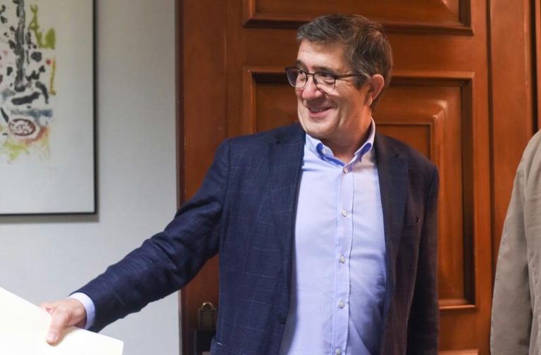 Patxi López responde a las críticas de UP y les cuestiona si su solución para los alquileres altos es la okupación