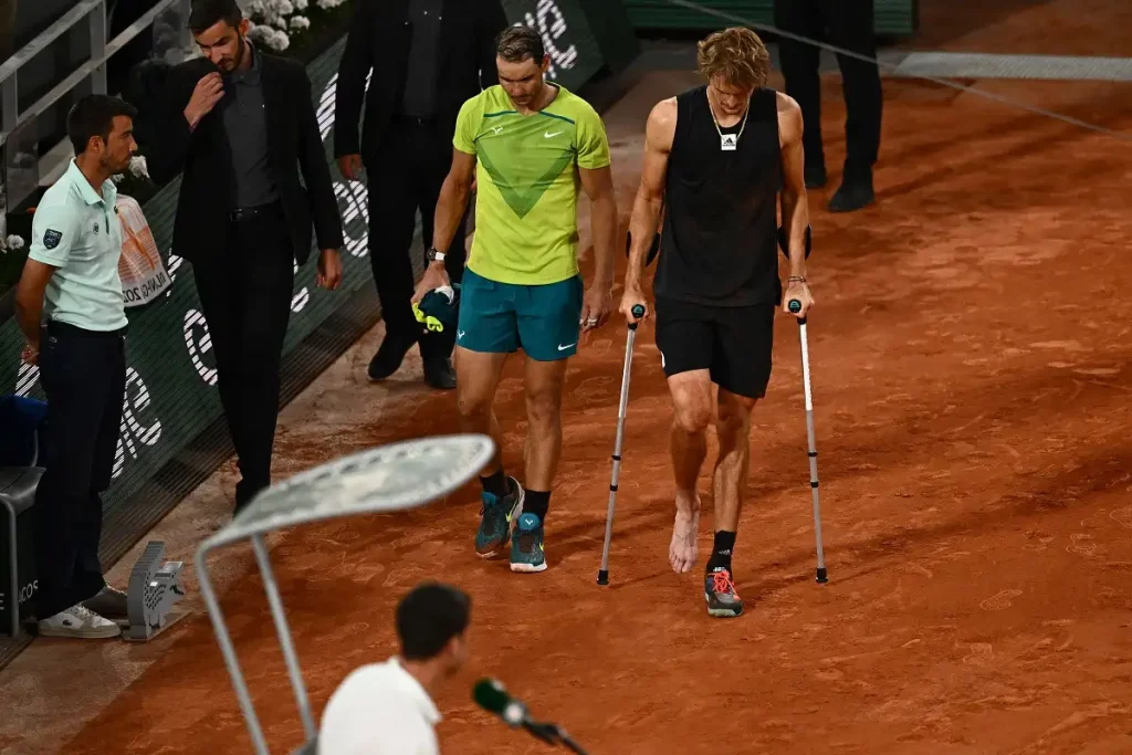 Alexander Zverev se dobló el tobillo en Roland Garros