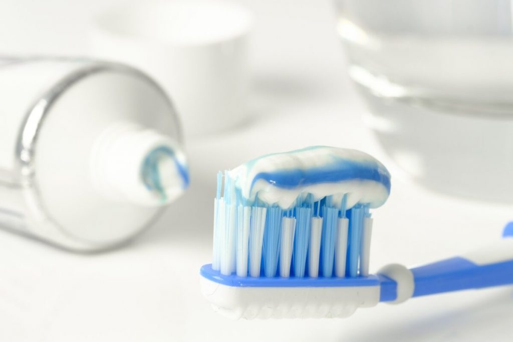Así deberías desinfectar tu cepillo de dientes después de usarlo 130 ¿Usar el cepillo de dientes tiene efectos adversos?