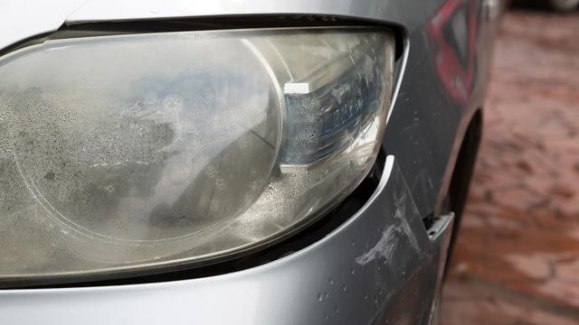 Así puedes limpiar los faros del coche para que alumbren bien