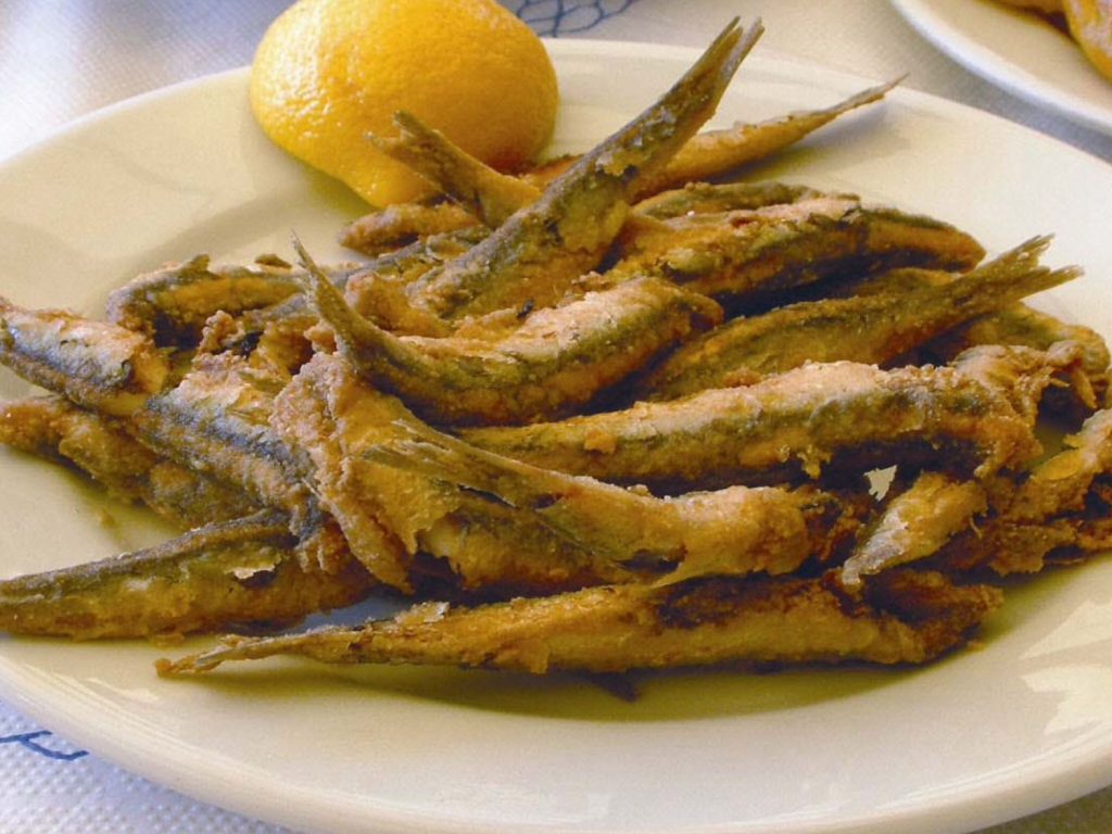 El truco para hacer unos boquerones fritos jugosos y crujientes 