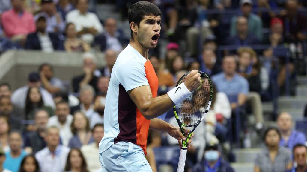 Carlitos sí tiene su novia