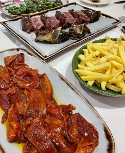 Carne con guarniciones La Taberna de Elia