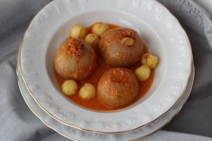 El gran truco asturiano para cocinar cebollas rellenas de bonito tiernas y muy sabrosas