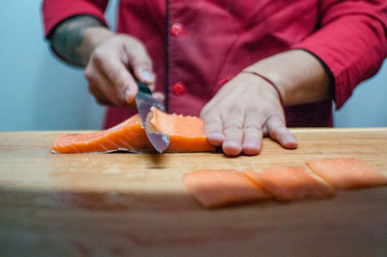 Chicote quita las espinas de salmón con este truco