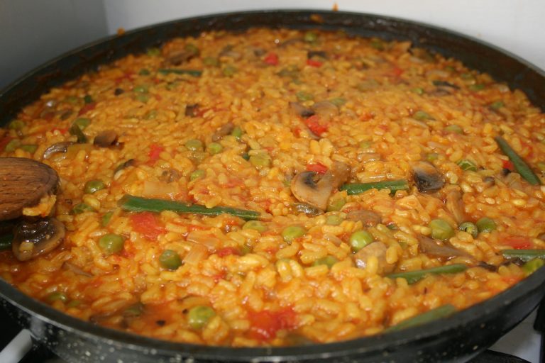 Descubre el secreto mejor guardado: la receta maestra para una paella valenciana auténtica e inigualable