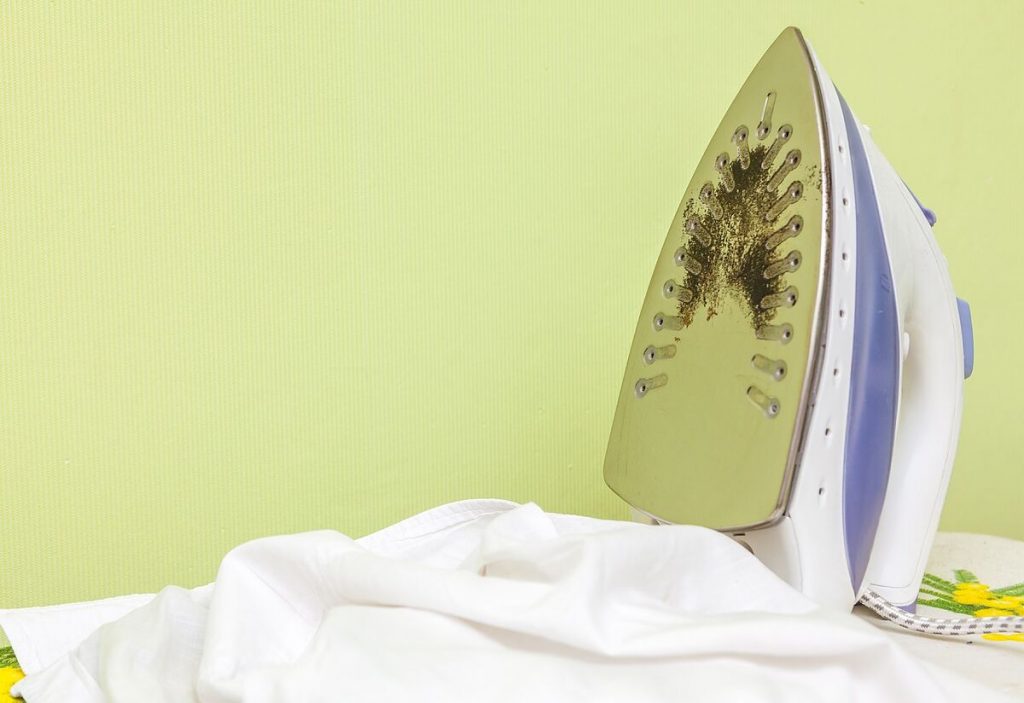 ¿Qué trucos se pueden utilizar para limpiar la suela de la plancha quemada?